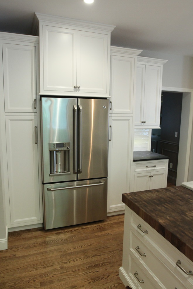 Kitchen - transitional kitchen idea in Bridgeport