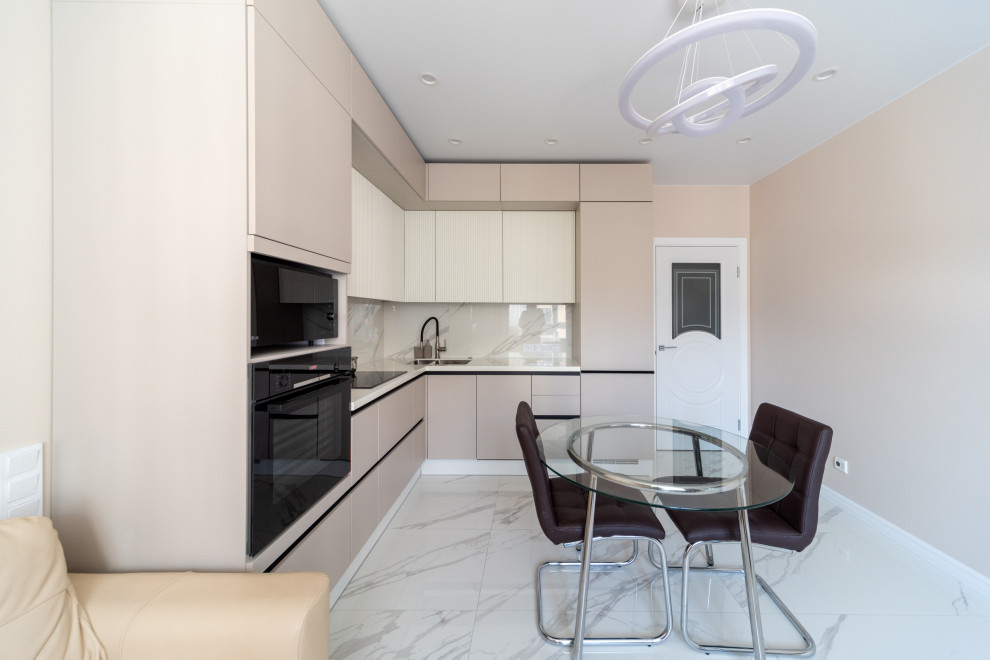 Бежевая кухня с рельефными фасадами