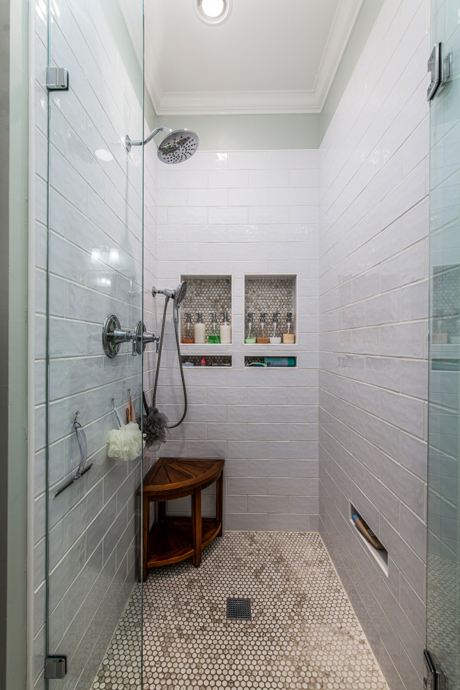 Idéer för ett klassiskt badrum, med luckor med upphöjd panel, vita skåp, en toalettstol med hel cisternkåpa och ett undermonterad handfat