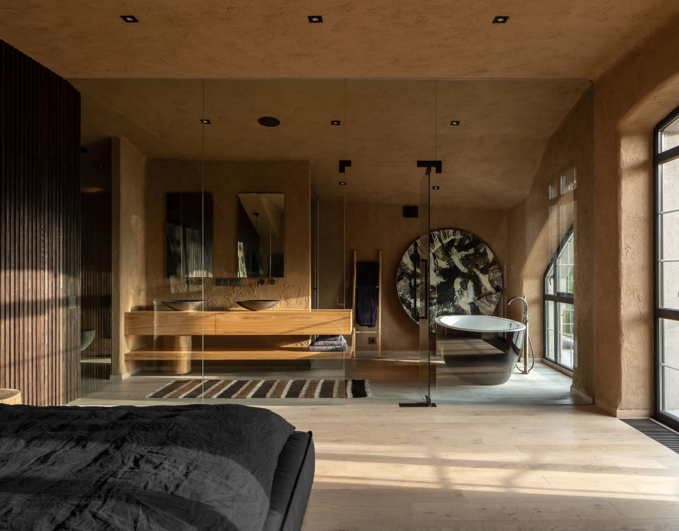 На фото: главная ванная комната среднего размера в стиле модернизм с светлыми деревянными фасадами, открытым душем и бежевым полом