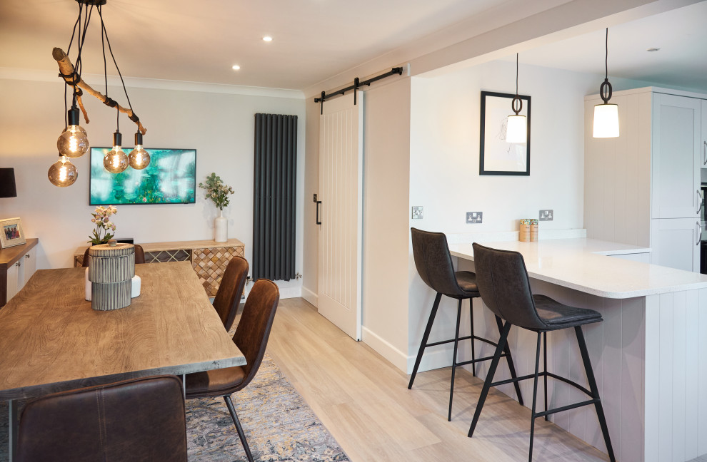 Exemple d'une salle à manger ouverte sur la cuisine éclectique de taille moyenne avec un mur gris, un sol en vinyl et un sol beige.