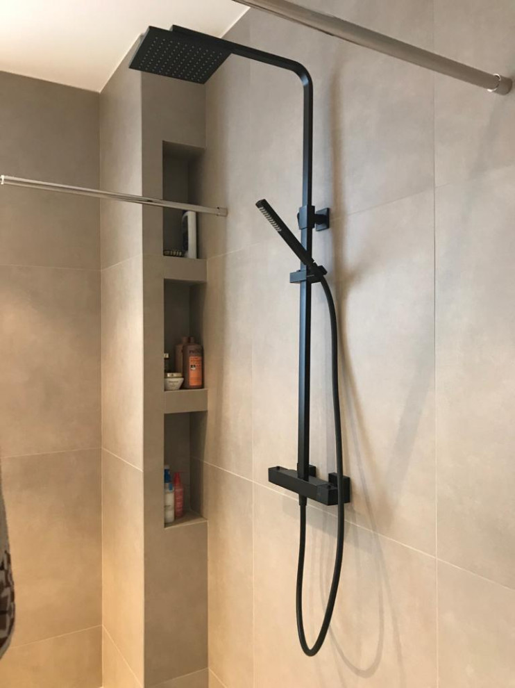 Foto di una grande stanza da bagno padronale contemporanea con ante a filo, vasca sottopiano, doccia aperta, top alla veneziana, top bianco, due lavabi e mobile bagno incassato