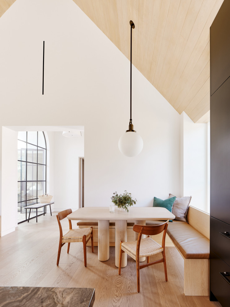 Example of a minimalist dining room design in Los Angeles