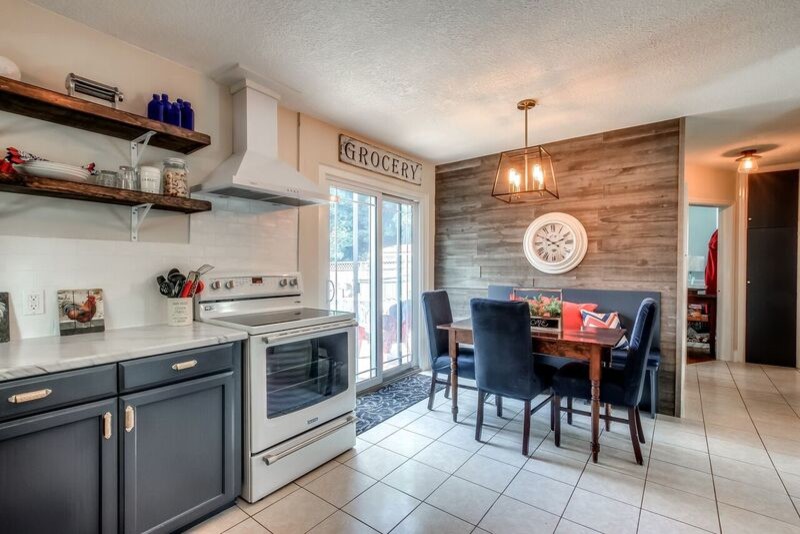 Transitional kitchen photo in Toronto