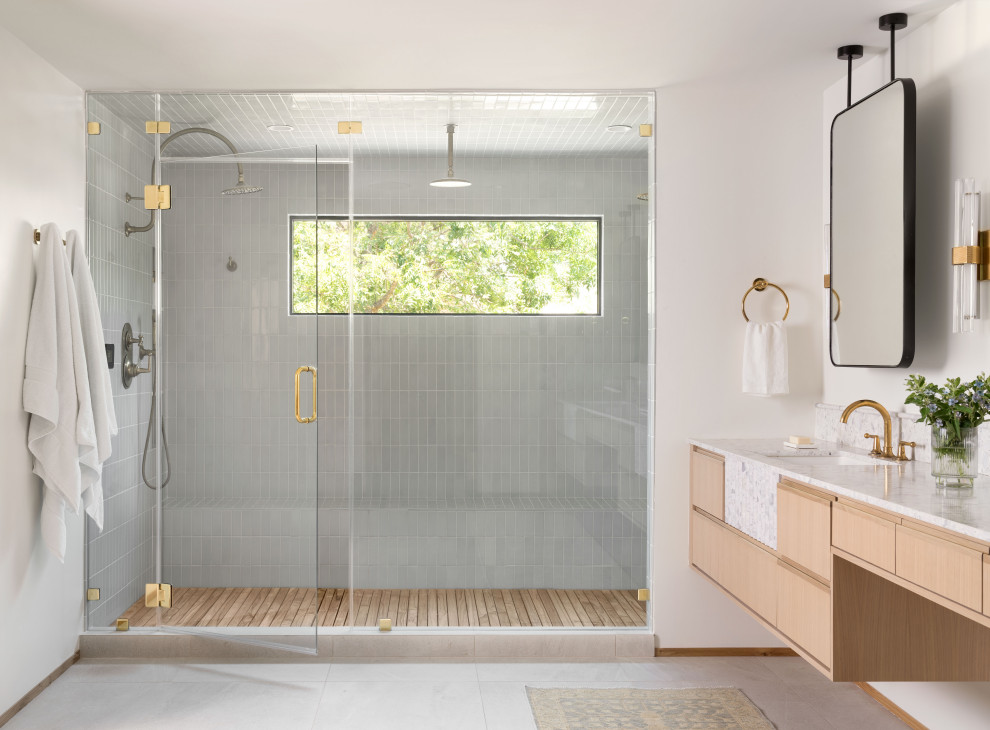 Idées déco pour une salle de bain principale classique en bois clair avec une baignoire indépendante, un mur blanc, un lavabo encastré, une niche, meuble double vasque et meuble-lavabo suspendu.