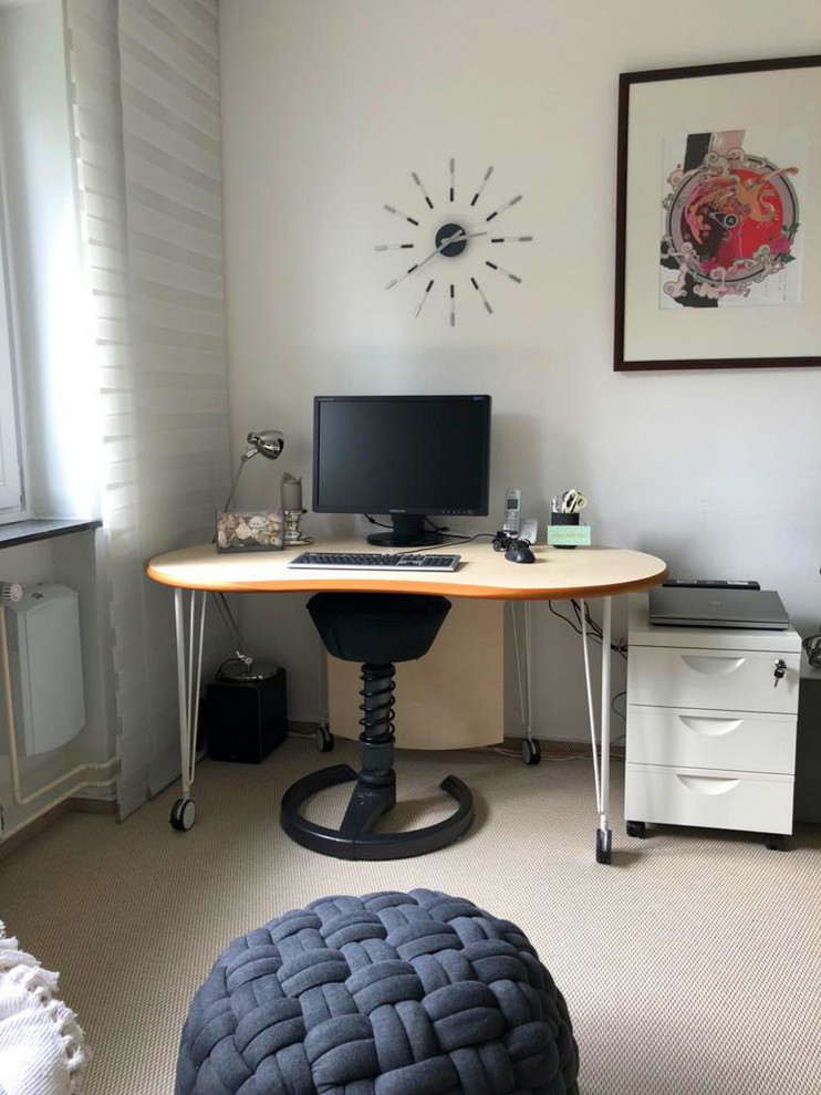 This is an example of a small nautical study in Hamburg with grey walls, carpet, a freestanding desk and beige floors.