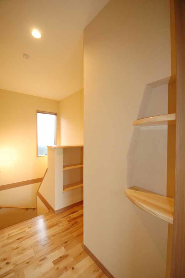 Inspiration for an asian hallway in Fukuoka with white walls, medium hardwood floors and beige floor.