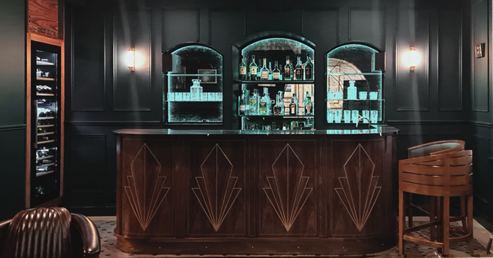 Immagine di un grande angolo bar minimalista con lavello da incasso, ante in legno scuro, top in rame, paraspruzzi nero, pavimento in gres porcellanato, pavimento multicolore e top nero