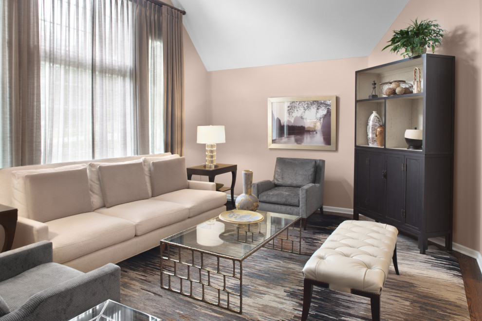 Mittelgroßes, Repräsentatives, Offenes Klassisches Wohnzimmer mit beiger Wandfarbe, Teppichboden, buntem Boden und gewölbter Decke in Cleveland
