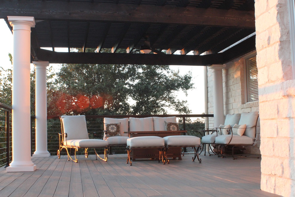 Design ideas for a mid-sized contemporary deck in Austin.