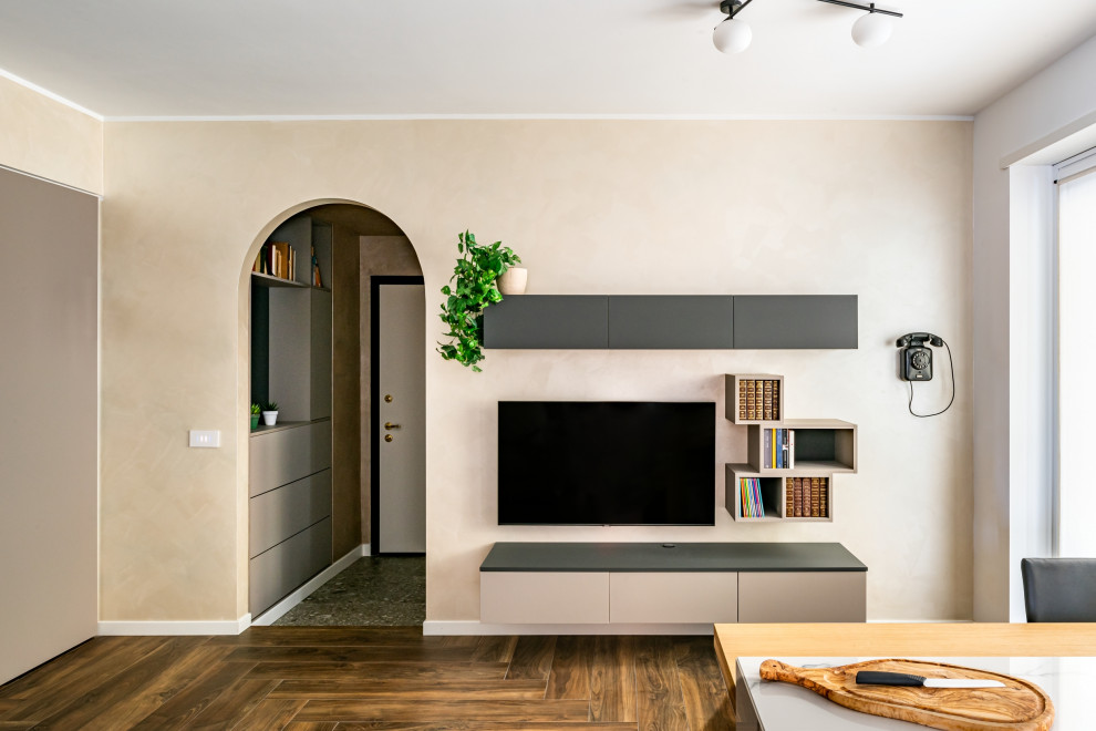 Inspiration pour un salon minimaliste de taille moyenne et ouvert avec un mur beige, un sol en carrelage de porcelaine, un téléviseur fixé au mur et un sol marron.