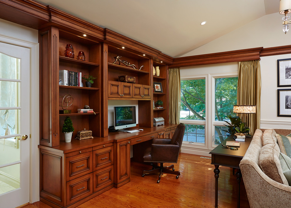 Design ideas for a mid-sized transitional home office in New York.