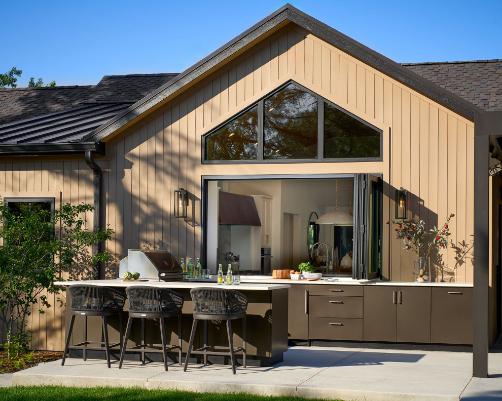 Пример оригинального дизайна: двор на заднем дворе в стиле неоклассика (современная классика) с летней кухней
