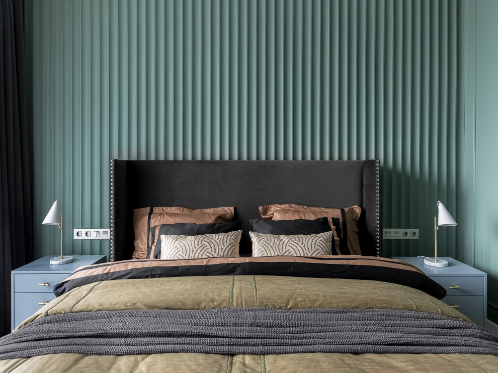 Ejemplo de dormitorio principal contemporáneo pequeño con paredes verdes, suelo de madera en tonos medios y suelo beige