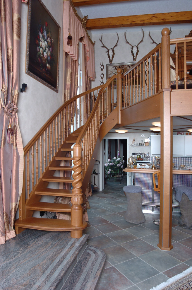 Свежая идея для дизайна: винтовая деревянная лестница среднего размера в стиле рустика с деревянными ступенями, деревянными перилами и деревянными стенами - отличное фото интерьера