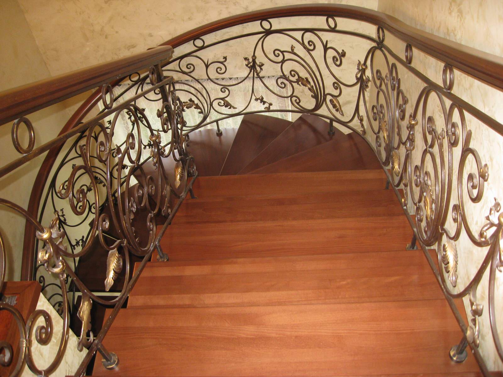 Лестница с кованым ограждением на металлическом косоуре