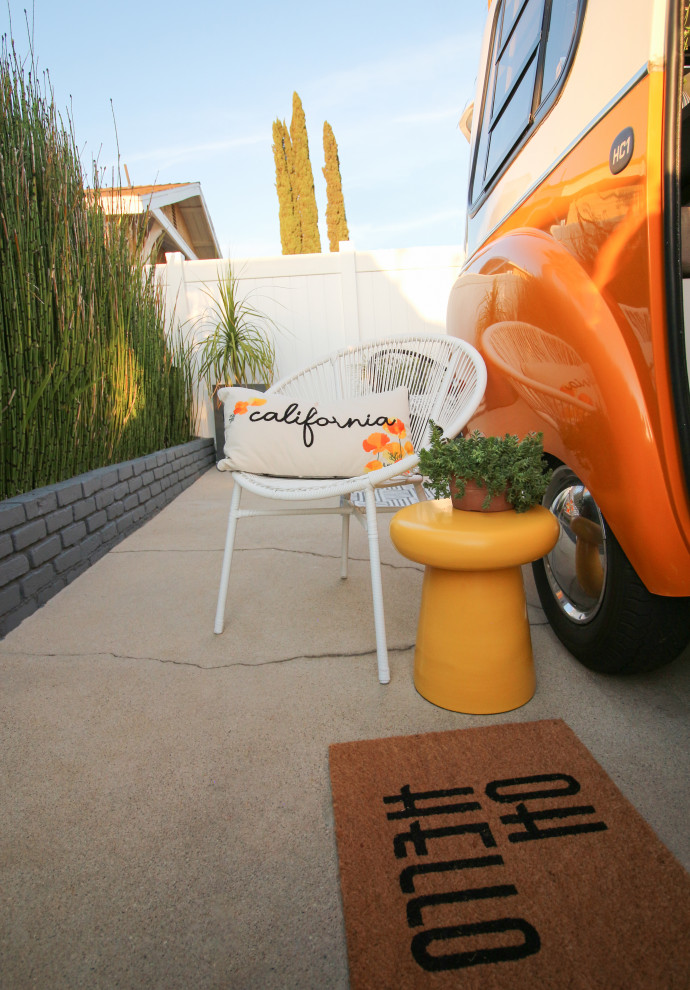 На фото: маленький кабинет в стиле ретро с оранжевыми стенами, полом из ламината, отдельно стоящим рабочим столом, серым полом и обоями на стенах для на участке и в саду с