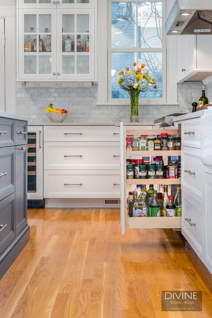 Newton kitchen with transitional elements classique-chic-cuisine