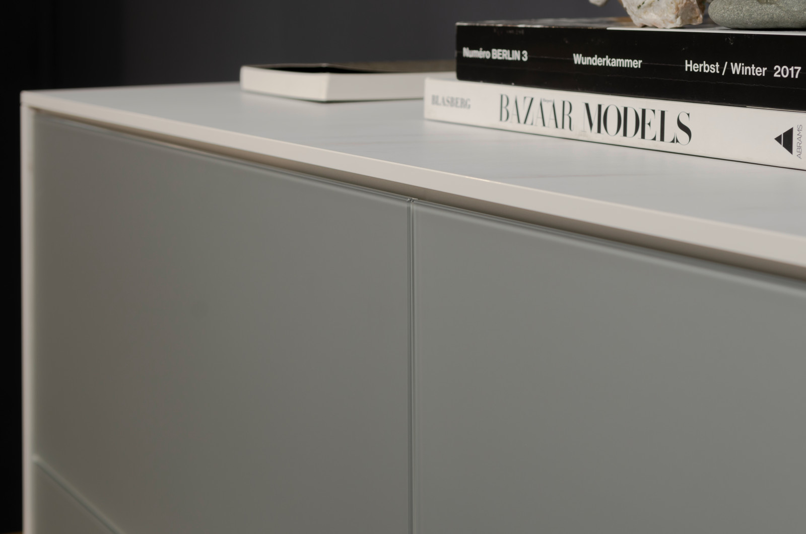 Серый комод raumplus с выставки IMM Cologne 2020