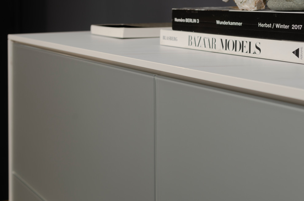 Серый комод raumplus с выставки IMM Cologne 2020