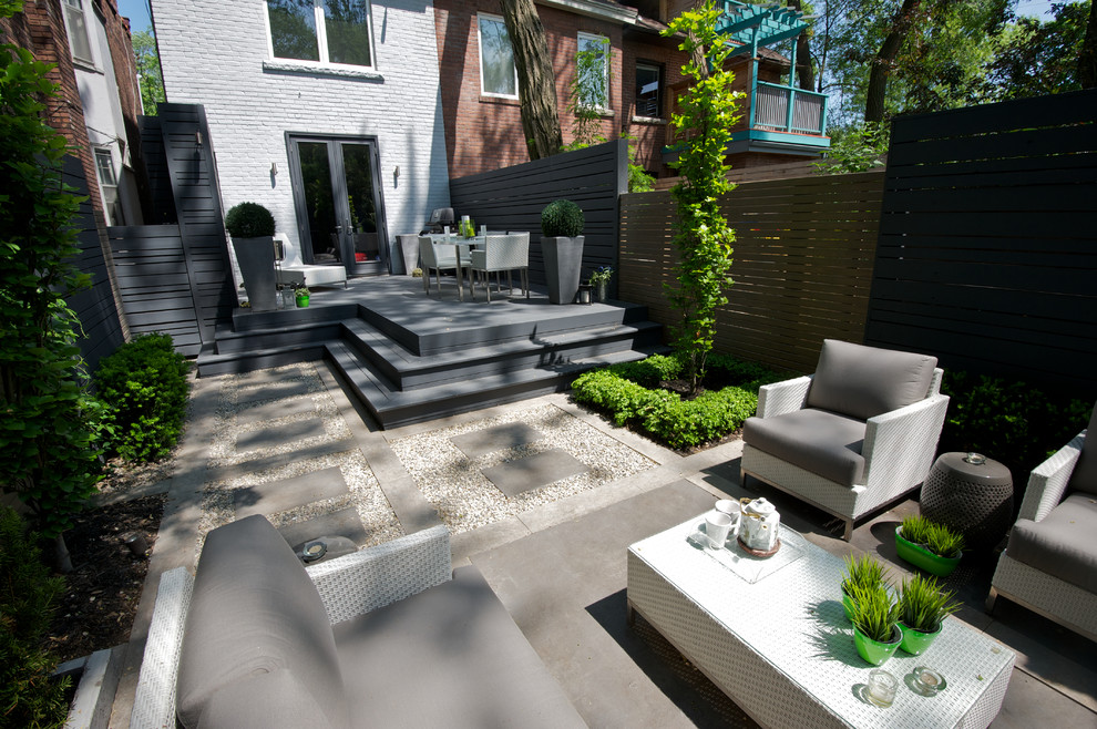 Photo of a small transitional backyard deck in Toronto.