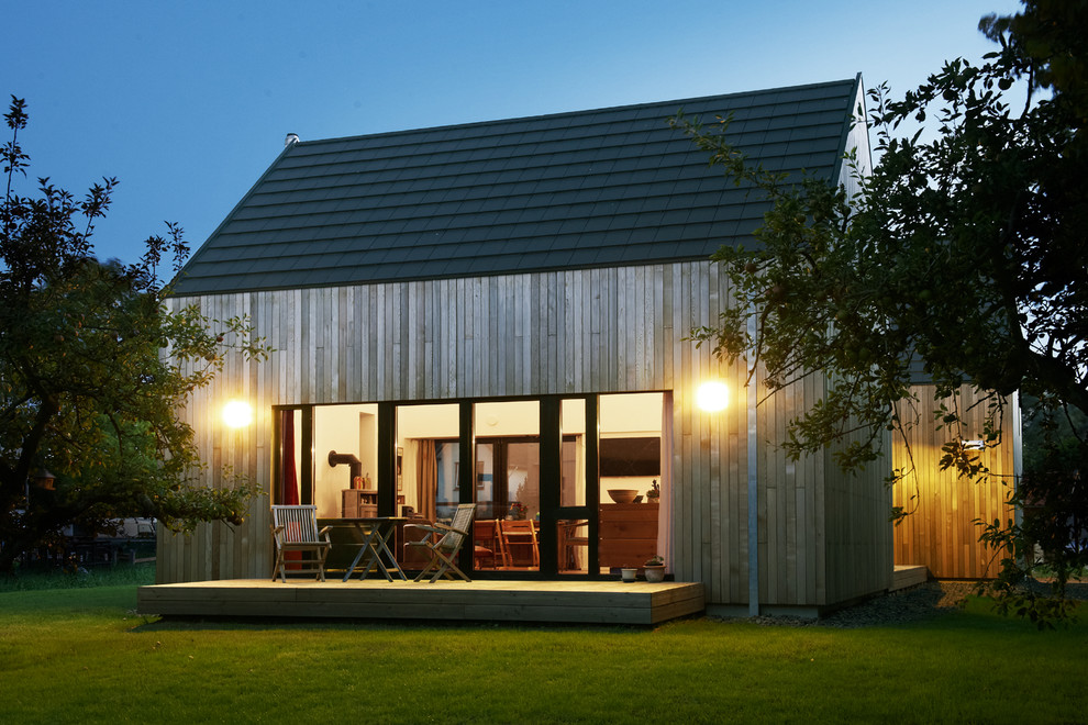 Große, Zweistöckige Moderne Holzfassade Haus mit brauner Fassadenfarbe in Hamburg