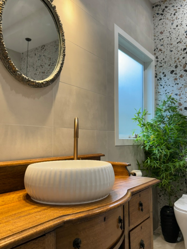 Große Moderne Gästetoilette mit Toilette mit Aufsatzspülkasten, Keramikboden, Aufsatzwaschbecken, Waschtisch aus Holz, grauem Boden und freistehendem Waschtisch in Melbourne