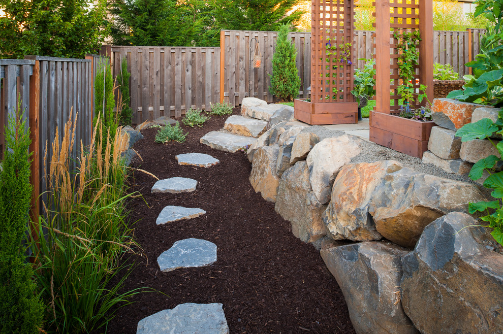 Inspiration for a traditional garden in Portland with a retaining wall.