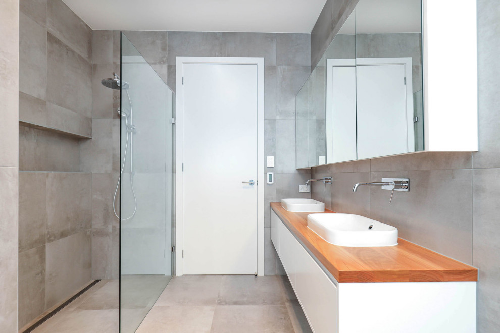 Photo of a contemporary bathroom in Sydney.
