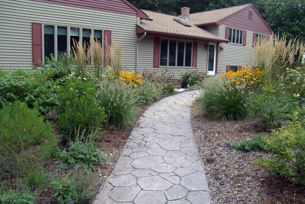 Inspiration for a transitional landscaping in Boston.