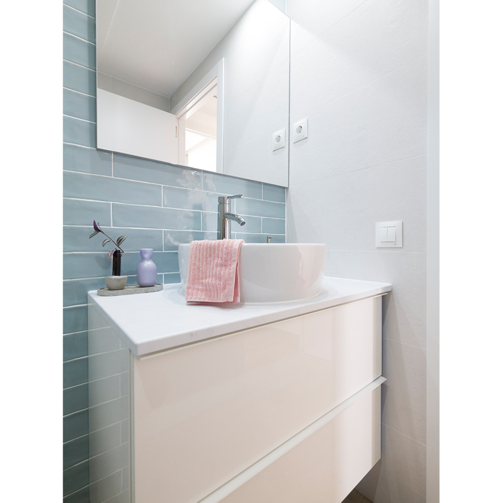 Свежая идея для дизайна: ванная комната среднего размера в скандинавском стиле с белыми фасадами, душевой кабиной, тумбой под одну раковину и подвесной тумбой - отличное фото интерьера
