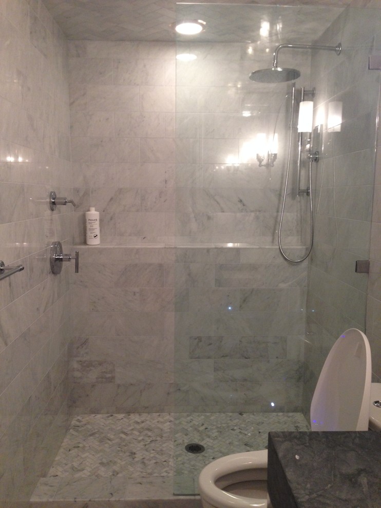 Cette image montre une petite salle d'eau traditionnelle avec un lavabo encastré, un placard sans porte, un plan de toilette en marbre, une douche ouverte, WC à poser, un carrelage gris, un carrelage de pierre, un mur gris et un sol en marbre.