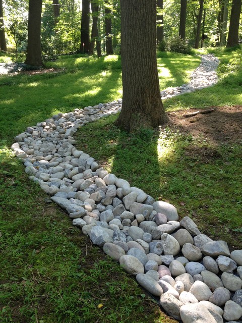 Landscaping And River Rock Drainage Swale Klassisch Garten