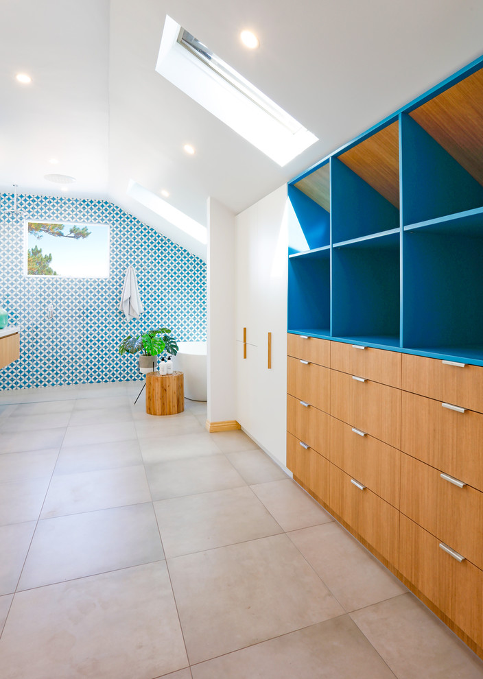 This is an example of a contemporary bathroom in Melbourne.
