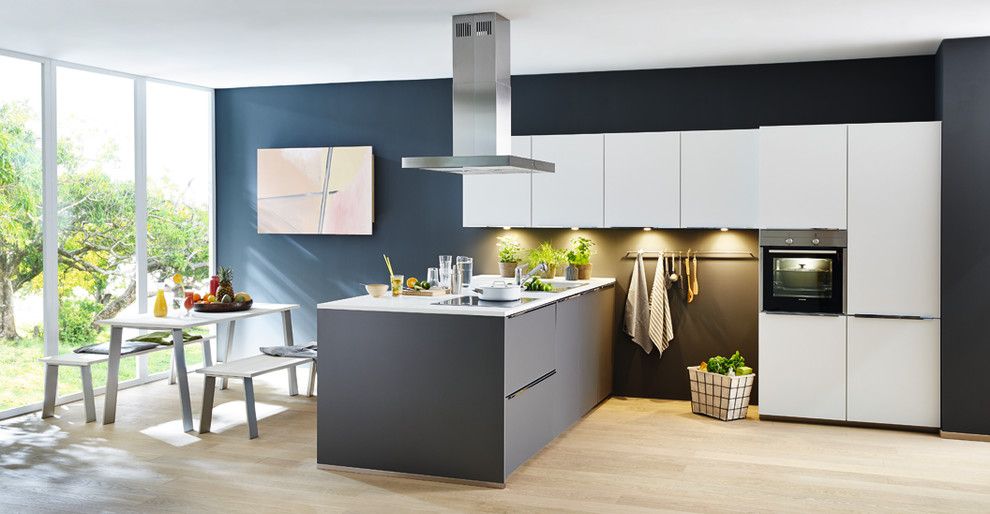 Design ideas for a mid-sized contemporary kitchen in Cologne.