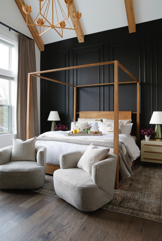 На фото: хозяйская спальня среднего размера в стиле неоклассика (современная классика) с серыми стенами, темным паркетным полом, коричневым полом и балками на потолке
