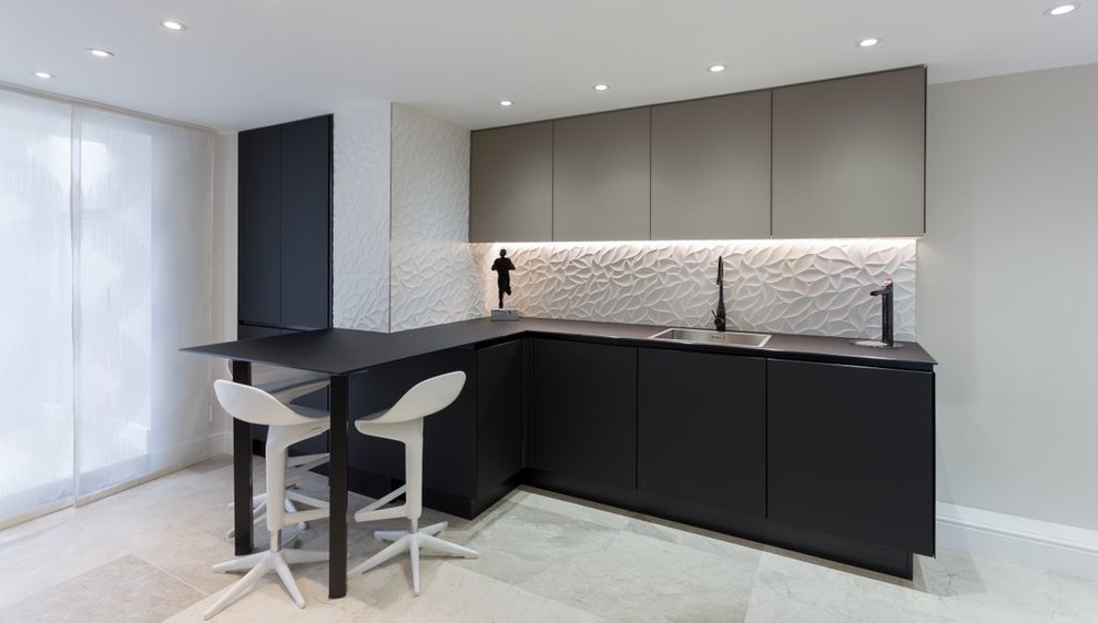 Inspiration for a mid-sized contemporary kitchen in London.