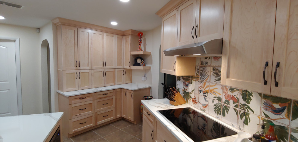 Foto på ett stort tropiskt vit kök, med en undermonterad diskho, skåp i shakerstil, skåp i ljust trä, bänkskiva i kvarts, flerfärgad stänkskydd, stänkskydd i cementkakel, rostfria vitvaror, klinkergolv i keramik, en köksö och beiget golv