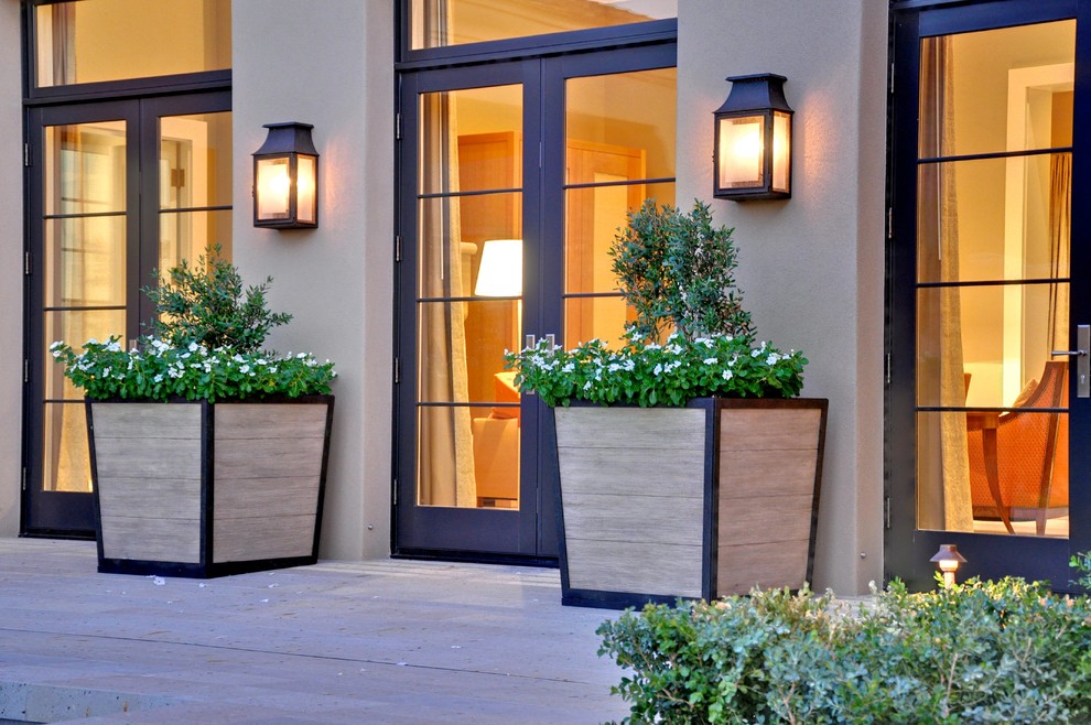 This is an example of a contemporary entryway in Los Angeles.