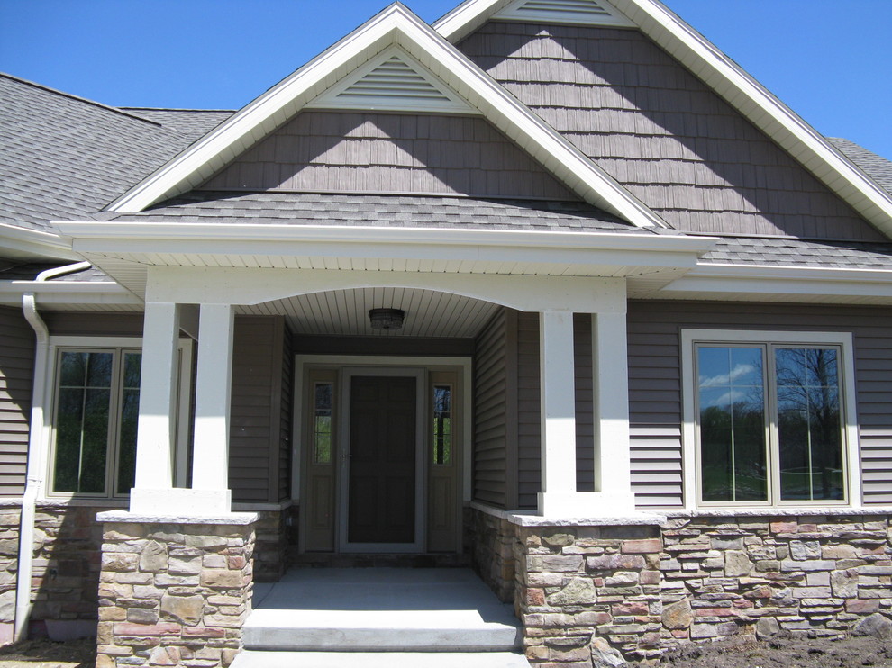 Example of a transitional entryway design in Milwaukee