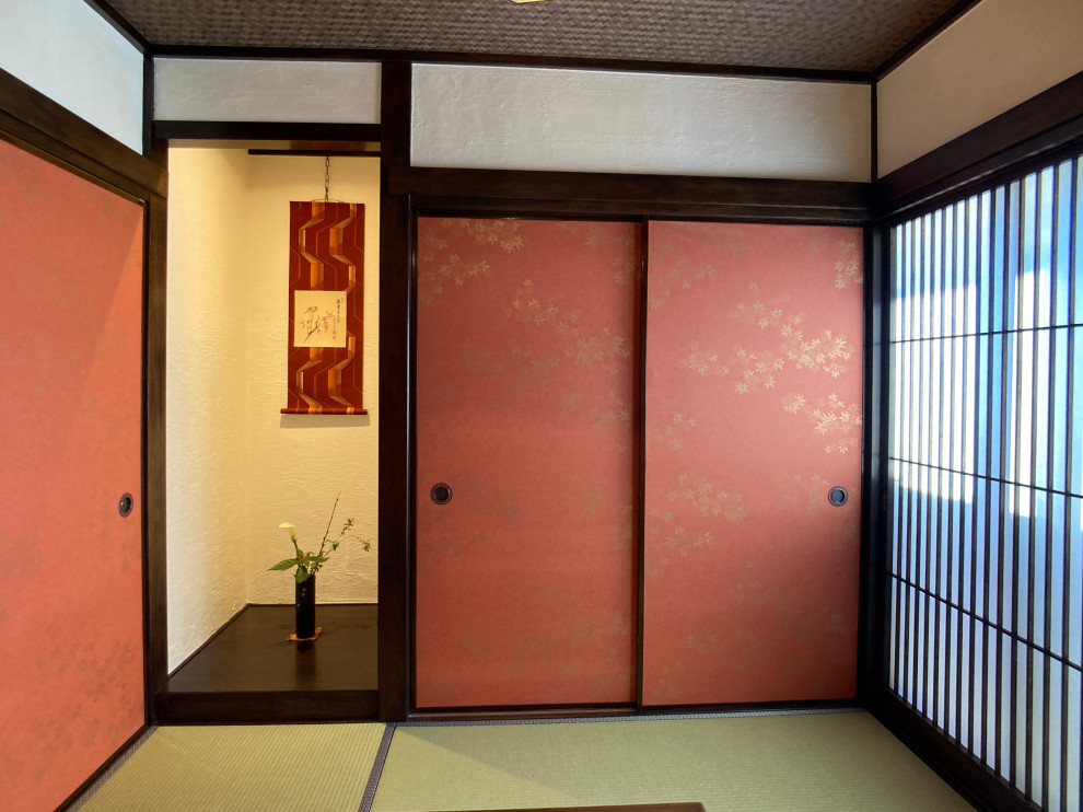 Idee per un piccolo soggiorno classico chiuso con pareti bianche, pavimento in tatami, nessun camino, nessuna TV e pavimento verde