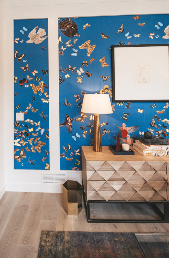 Foto di un atelier design di medie dimensioni con pareti multicolore, pavimento in legno massello medio, nessun camino e scrivania autoportante
