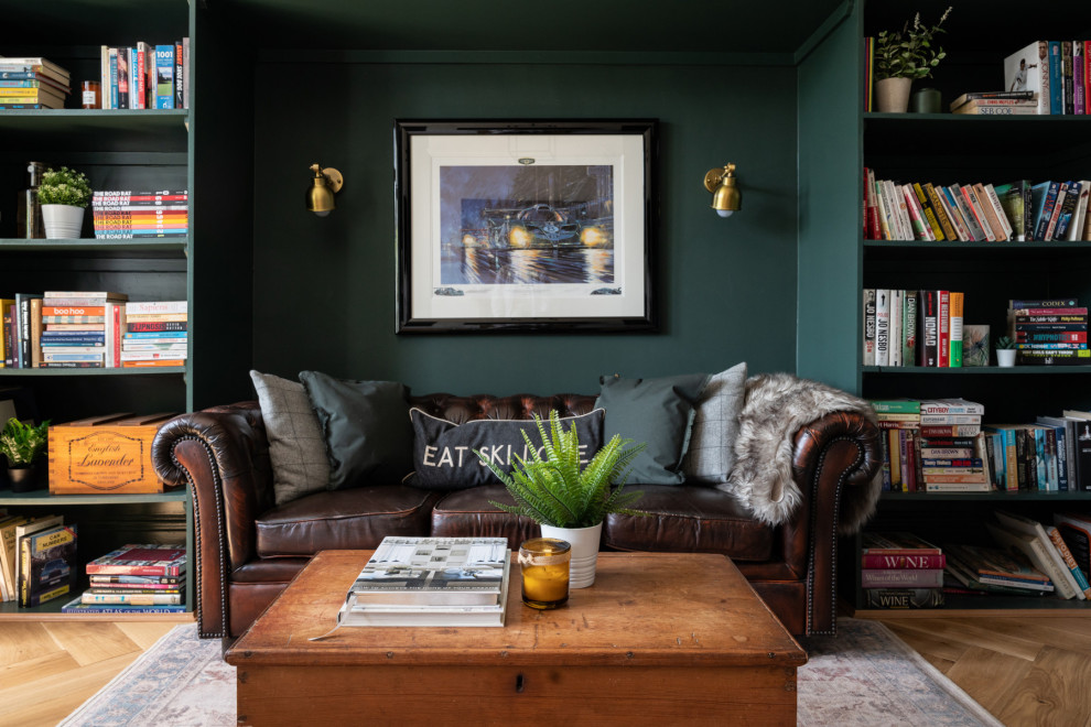 Cette image montre un bureau design de taille moyenne avec un mur vert, un sol en vinyl, une cheminée standard, un manteau de cheminée en plâtre et un bureau indépendant.