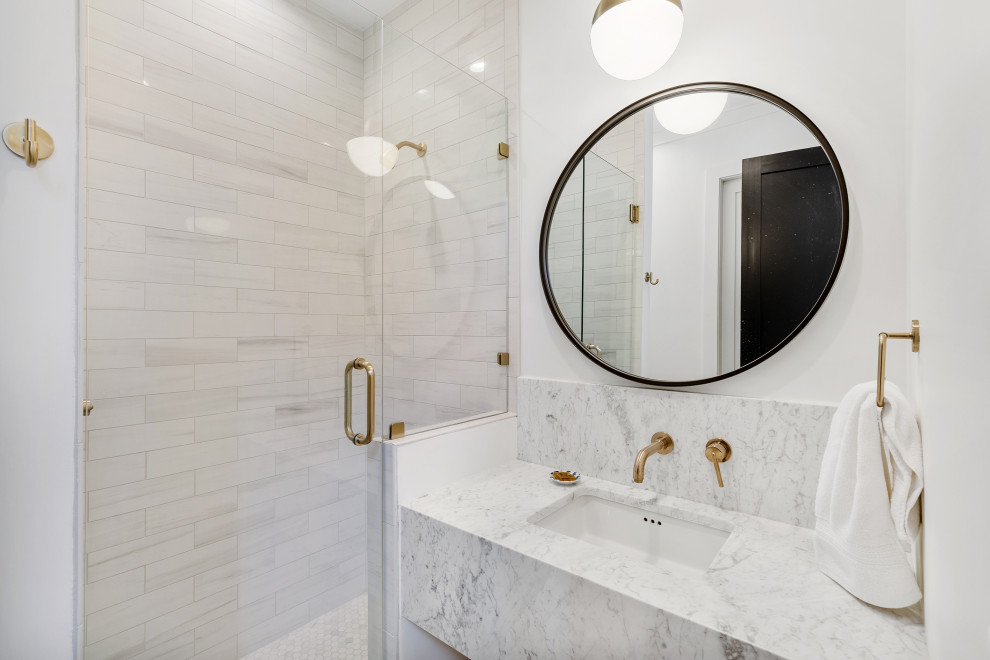 Ispirazione per una stanza da bagno moderna con piastrelle bianche, piastrelle di marmo, pareti bianche, lavabo sottopiano, top in marmo, top bianco e mobile bagno sospeso