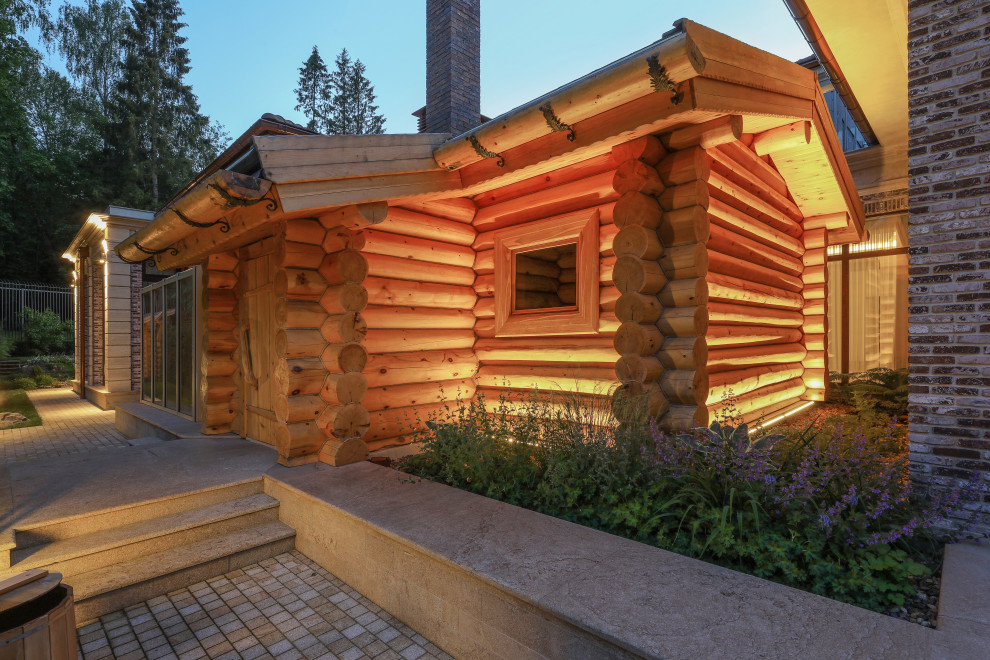 Идея дизайна: одноэтажный, деревянный, оранжевый мини дом в стиле кантри с черепичной крышей, коричневой крышей, отделкой доской с нащельником и двускатной крышей