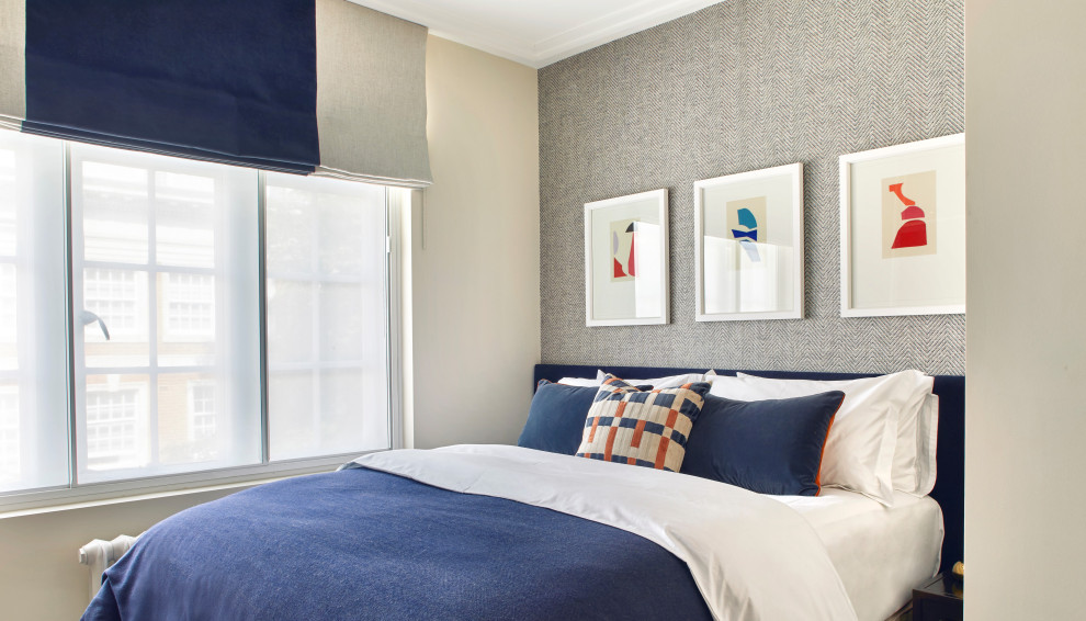 Modernes Schlafzimmer mit grauer Wandfarbe und Tapetenwänden in London