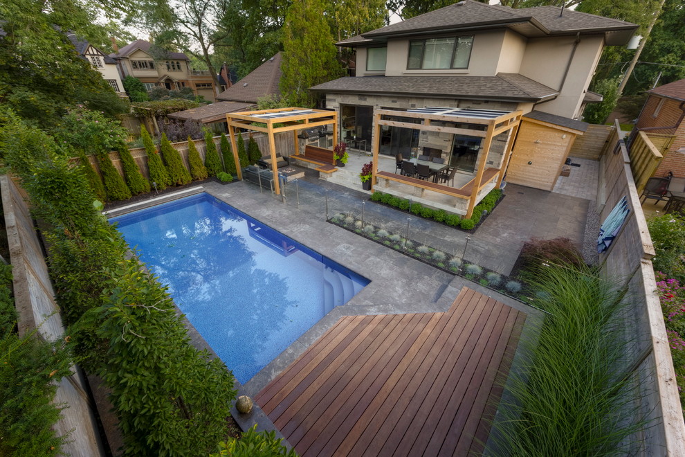 Transitional pool photo in Toronto