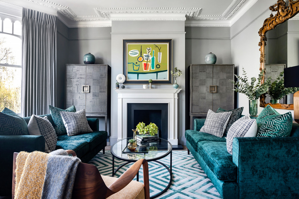 Klassisches Wohnzimmer mit grauer Wandfarbe, braunem Boden und Kamin in London