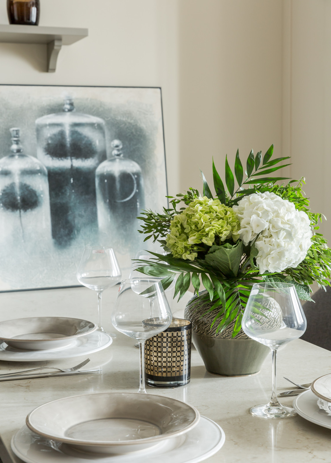 Картины и сервировка