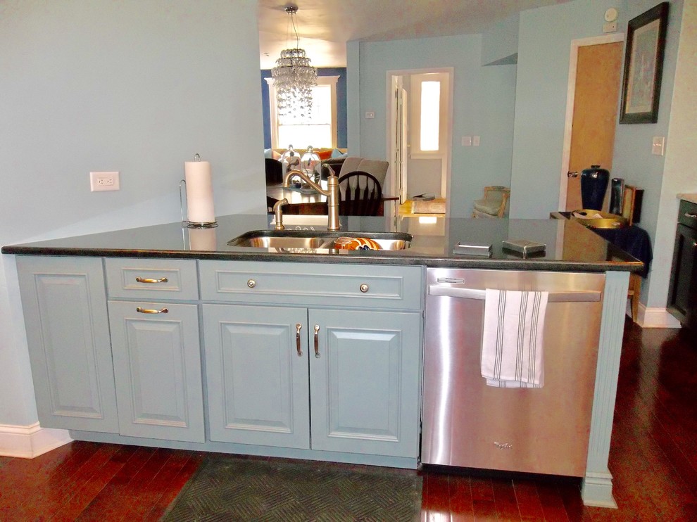 Kitchen - transitional kitchen idea in Newark